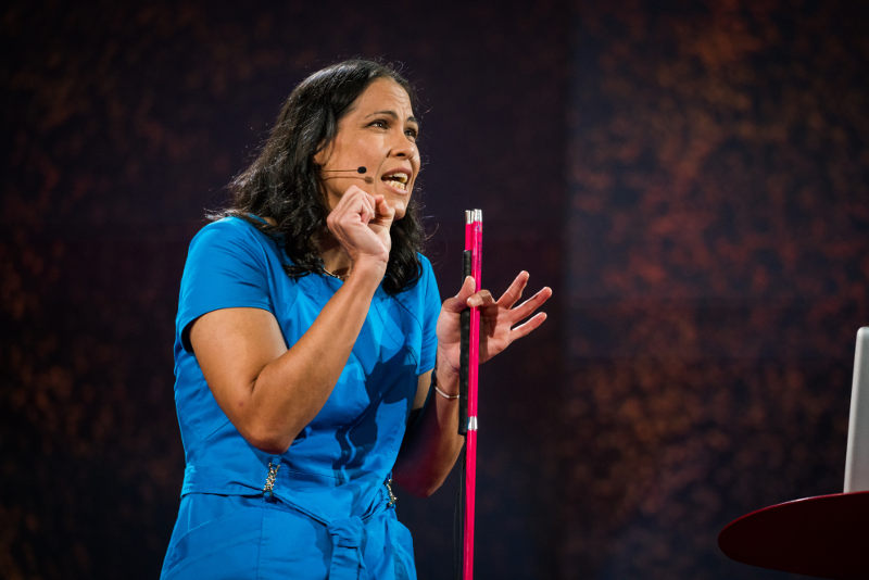 Wanda Díaz Merced, dando una charla TED en Vancouver, Canadá (portada). Fotos: Bret Hartman/TED