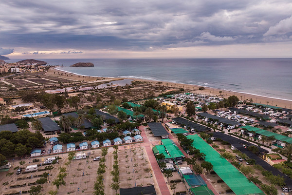 Mazarrón, Murcia. Esta zona, junto a la rambla de las Moreras ha pasado de la imagen tradicional de un camping, a lo que parece más bien una urbanización de bungalows.