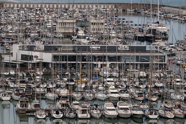 Castelldefels, Barcelona. Entre la desembocadura del Llobregat y Castelldefels se extienden 18 km de playas totalmente cercadas por la urbanización y el puerto.