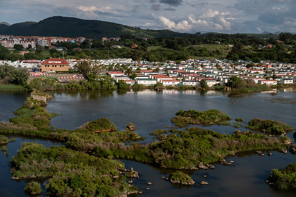 Parque natural de las Marismas de Santoña, Victoria y Joyel, Cantabria. Declaradas reserva Natural, su mayor presión por la ocupación del suelo procede de dos enormes camping situados en su inmediata ribera.