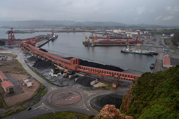 Puerto de El Musel, Gijón. En la costa cantábrica las mayores transformaciones se refieren a ampliaciones de grandes puertos industriales Puerto de El Musel, Gijón. En la costa cantábrica las mayores transformaciones se refieren a ampliaciones de grandes puertos industriales